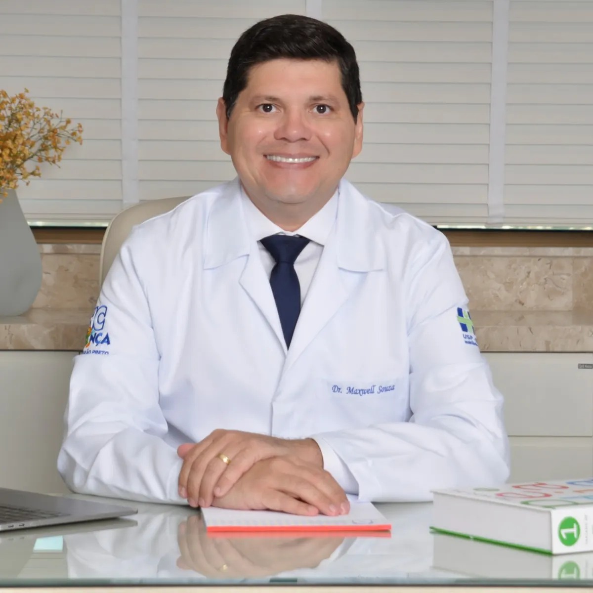 Dr. Maxwell Souza, pediatra e neonatologista, no consultório