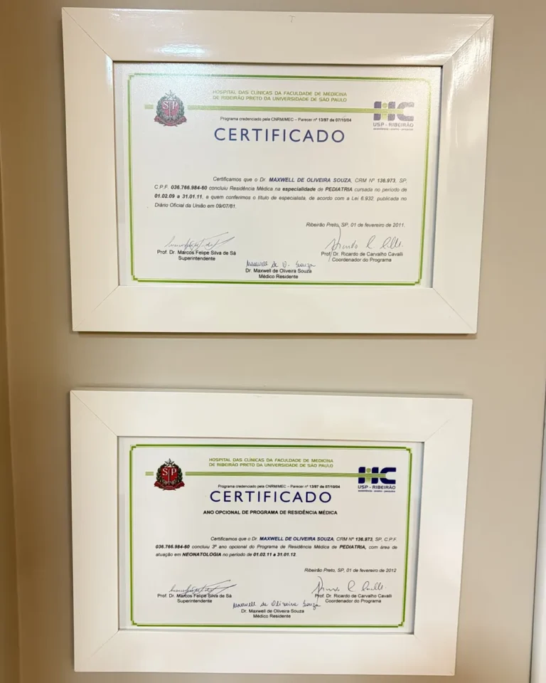 Certificados do Dr. Maxwell Souza na recepção da clínica