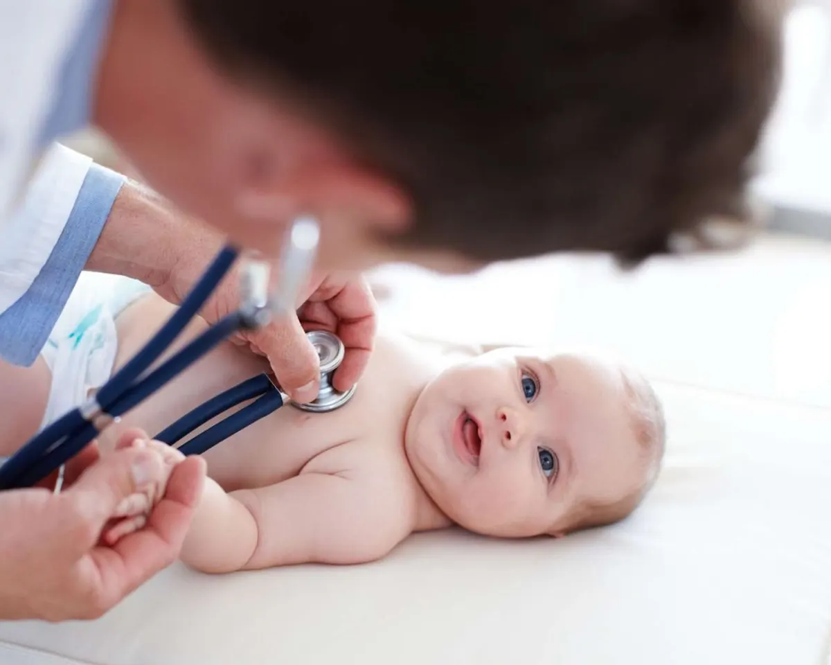 Pediatra examinando um bebê com o estetoscópio
