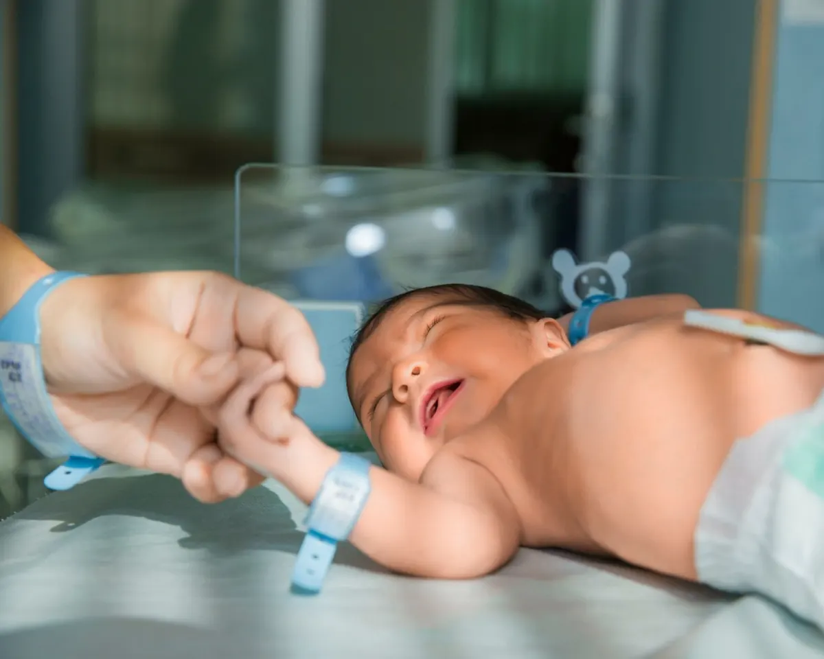 Recém-nascido no berço da UTI neonatal