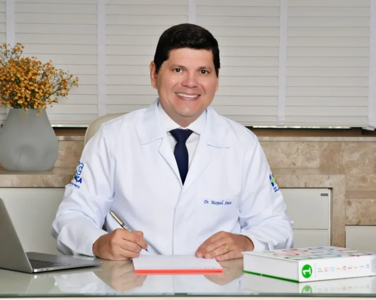 Dr. Maxwell Souza no consultório (1 de 5)