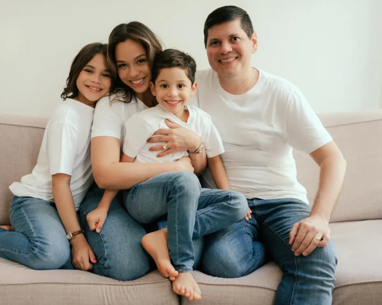 Dr. Maxwell Souza com a esposa e os dois filhos (2 de 5)