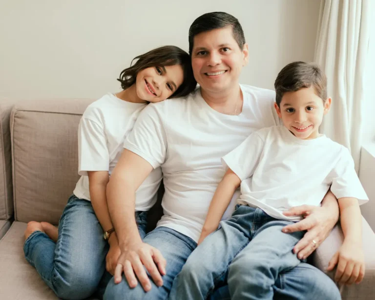 Dr. Maxwell Souza com a esposa e os dois filhos (3 de 5)