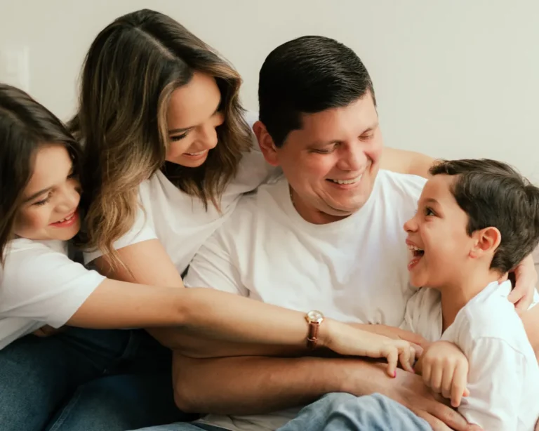 Dr. Maxwell Souza com a esposa e os dois filhos (4 de 5)